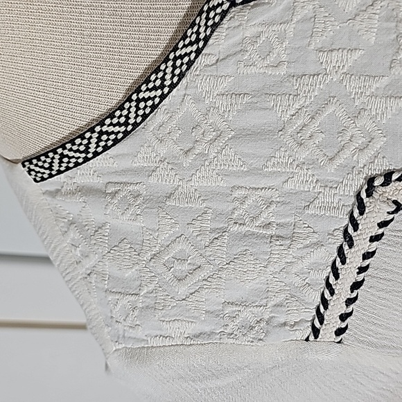 H&M off white long sleeve shirt. Size 6. Henley neck line with enbroider… - Picture 3 of 8